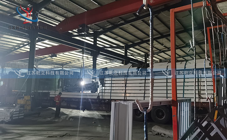 現(xiàn)代候車亭裝車中