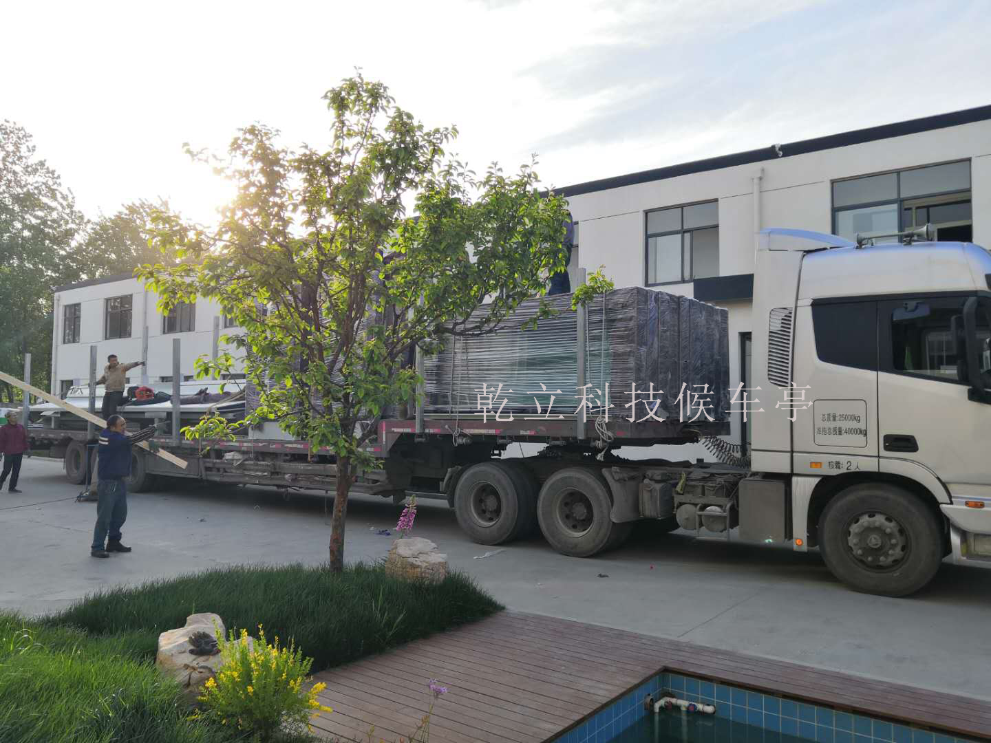 河南現(xiàn)代款公交候車亭裝車發(fā)貨