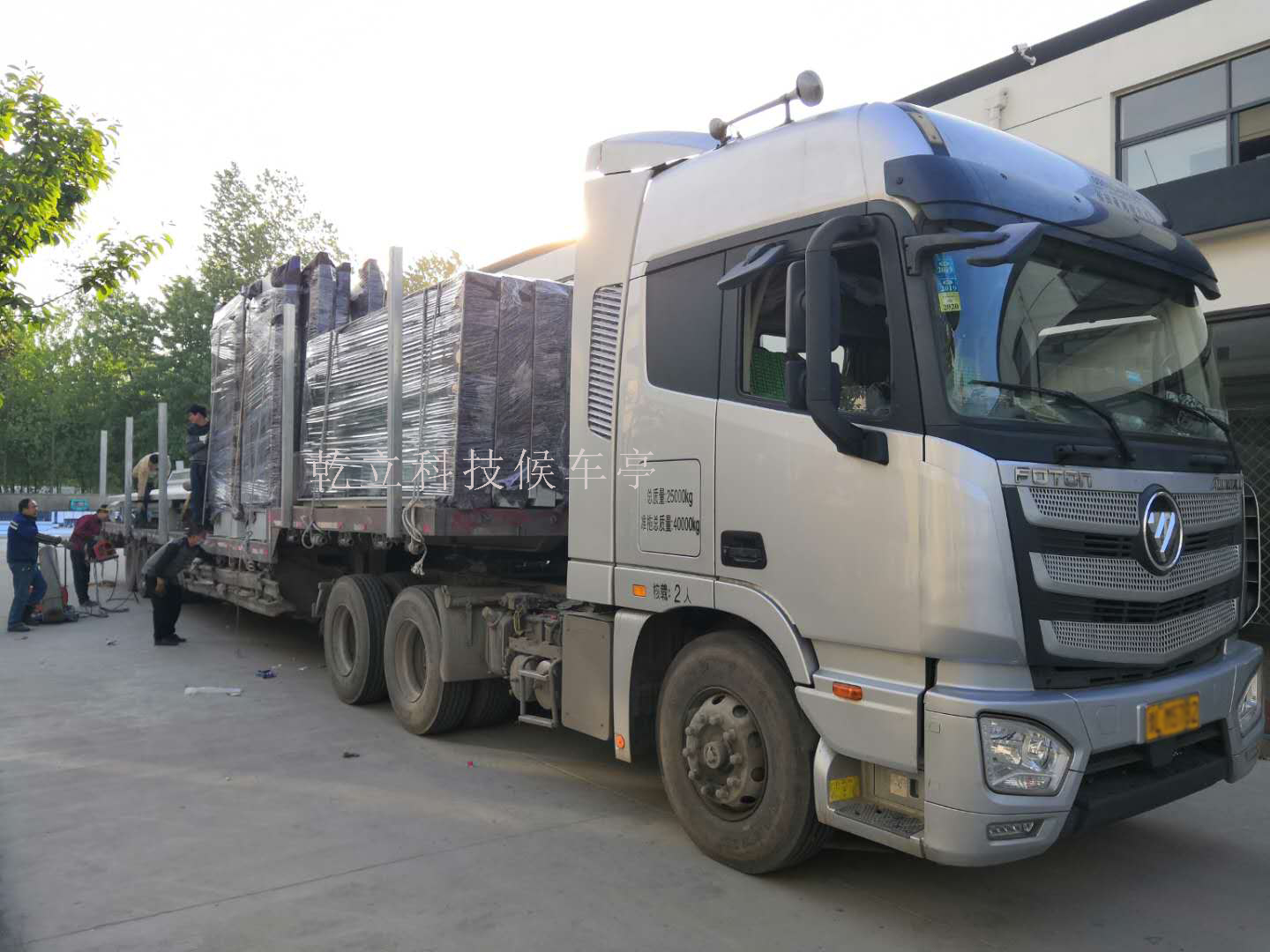 河南現(xiàn)代款公交候車亭裝車發(fā)貨